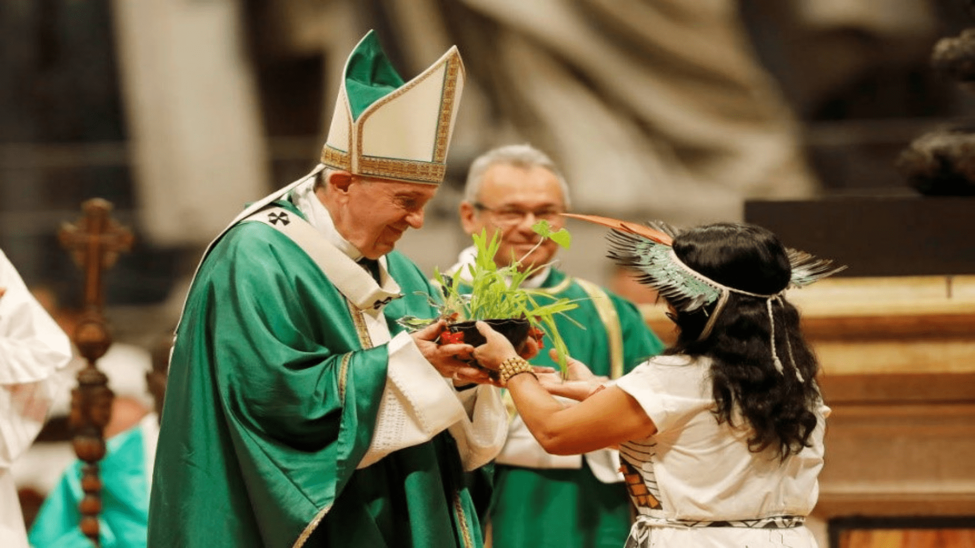 Le Pape François Premier, de vert vétu reçoit une plante de la part d'un enfant
